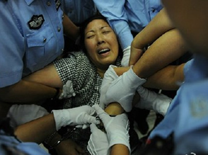 南京"虐童案"养母企图自杀被捕